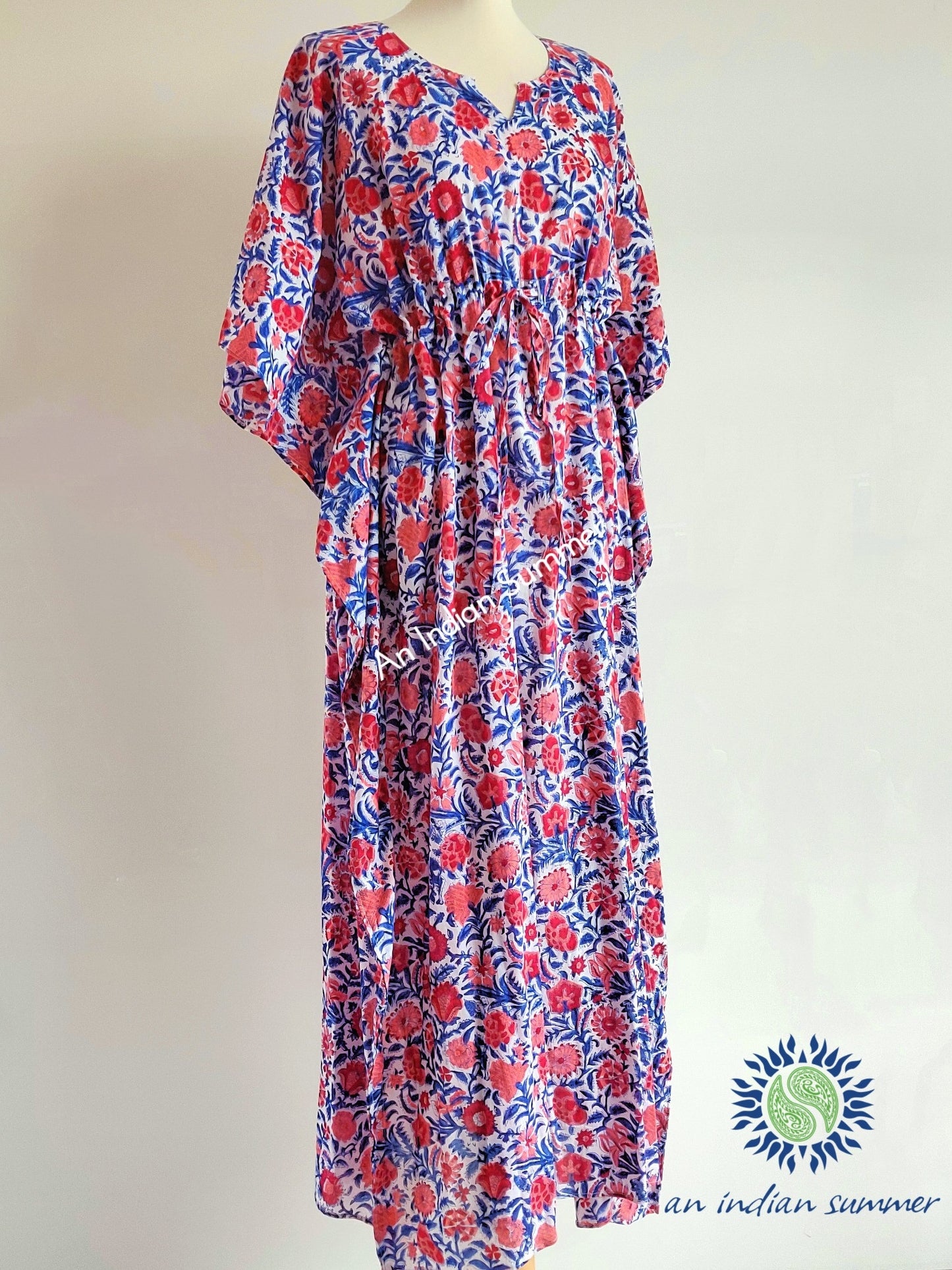 Langer Kaftan mit floralem Blockdruck in Rot und Blau